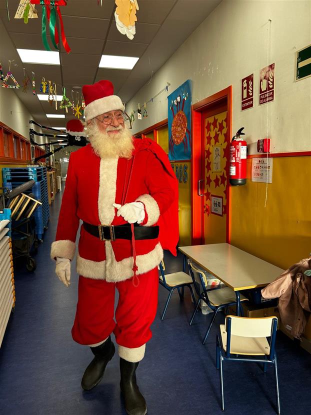 Papa Noel visitando las clases de los niños.
