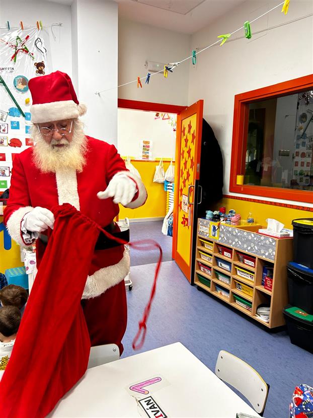 Papa Noel entregando regalos.